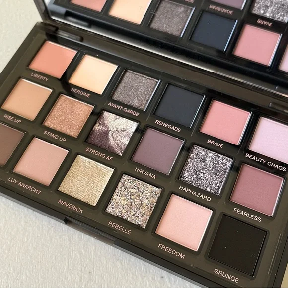 NEW Huda Beauty Pretty Grunge Eyeshadow Palette *New & Unused* - Picture 10 of 14